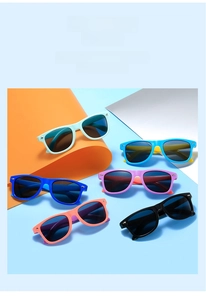 Gros plan d'une collection de lunettes de soleil pour enfants en divers coloris vifs