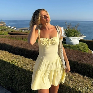 Détail de la robe d'été jaune clair avec corsage lacé et volants superposés