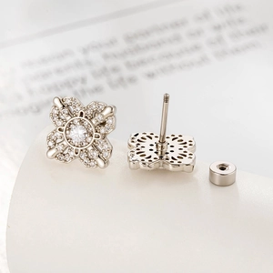 Boucles d'oreilles trèfle argenté avec zircons et fermoir à vis pour femme