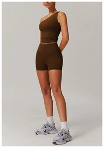 Détails du short de fitness marron à taille haute et du haut de yoga asymétrique