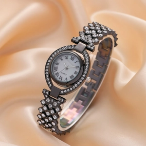 Elegante orologio al quarzo nero da donna con strass su sfondo di seta beige raffinato