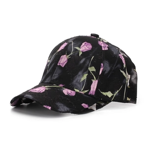 Détail d'une casquette de baseball noire avec roses violettes et éclat satiné chic