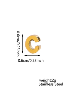 Detail of 0.6cm gold stainless steel C-shaped earring with dimensions and weight info