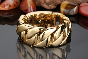 Detailed close-up of 316L stainless steel gold-plated Cuban chain with 316L hallmark