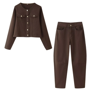 Damen zweiteiler braunes Twill-Set mit kurz geschnittener Jacke und gerader Hose im Set