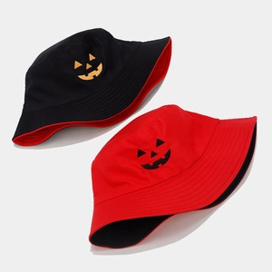 Dettaglio macro del ricamo a zucca su cappelli alla pescatora in cotone
