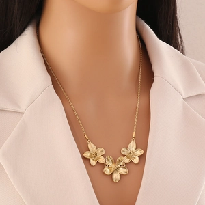 Collier élégant doré pour femme avec trois pendentifs floraux 3D à texture détaillée