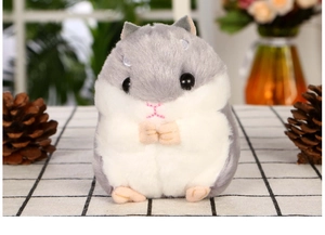 Detailaufnahme eines weichen grauen und weißen Plüschhamster-Anhängers für Taschen