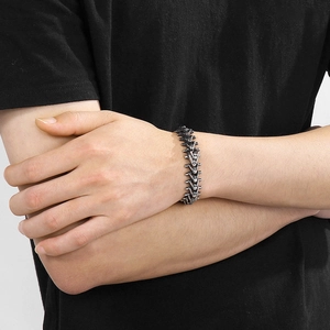 Retro stainless steel spine skull bracelet in silver finish for men and women
