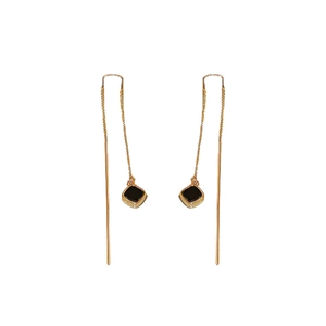 Minimalistische geometrische Goldkettenohrringe mit quadratischen schwarzen Anhängern