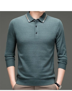 Detail eines graublauen Strick-Poloshirts mit Kontraststreifen am Kragen und Knöpfen