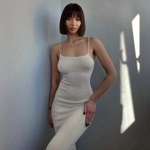 Détail de la robe tricotée blanche avec un design dos nu et une silhouette ajustée