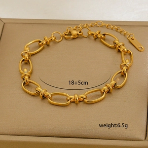Detail view of gold oval chain bracelet with 18+5cm length and 6.5g weight info