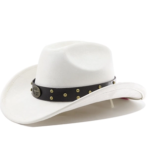 Détail de chapeau de cowboy en feutre blanc avec ruban en cuir clouté et emblème de taureau
