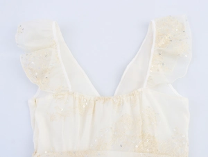 Détail de la robe élégante à col en V avec broderies florales et paillettes fines