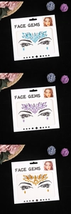 Détails de bijoux de visage bleus, violets et dorés aux formes variées de strass