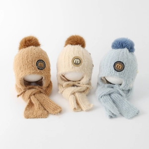 Winterset für Kinder: Mütze und Schal aus Nerzimitat mit M-Patch und Plüschpompon