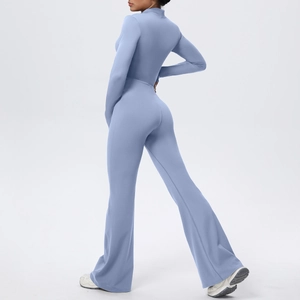 Combinaison de yoga bleue ajustée à manches longues avec jambes évasées et tissu gainant