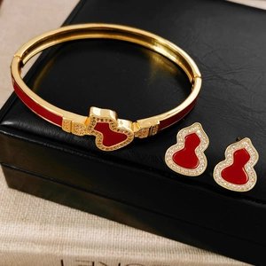 Detailaufnahme des vergoldeten Kürbis-Schmucksets mit Emaille und Zirkonia auf Lederbox