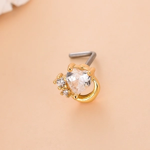 Piercing naso a L dorato con grande zircone a cuore e tre piccole pietre trasparenti
