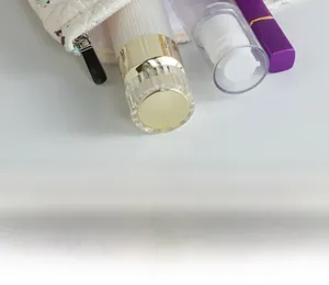 Gros plan de l'intérieur d'une trousse de maquillage blanche matelassée avec rangements