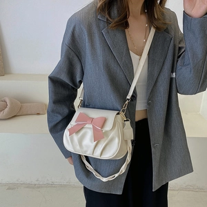 Sac bandoulière plissé blanc crème chic avec nœud rose et détails de bandoulière torsadée