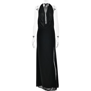 Robe longue noire élégante avec col bénitier, dos nu et fente latérale haute