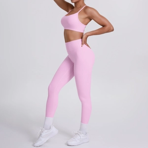 Detail der rosa High-Waist-Yoga-Leggings und Cross-Back-Sport-BH mit mattem Finish