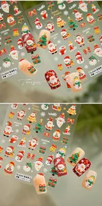 Dettaglio degli adesivi 3D per unghie natalizie con motivi di Babbo Natale e neve