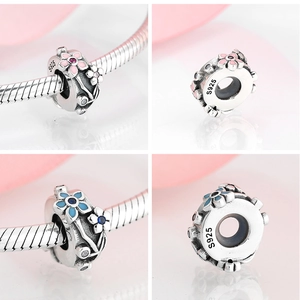 Vue macro de perles fleurs en argent S925 avec finitions en émail rose et bleu