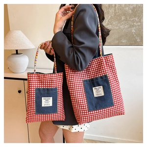 Vue détaillée du sac cabas en toile à carreaux rouges avec poche en jean en deux tailles