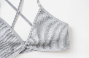 Détail macro de la bralette grise en maille côtelée avec bretelles croisées fines