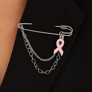 Broche ruban rose de sensibilisation au cancer du sein avec chaînes argentées sur veston