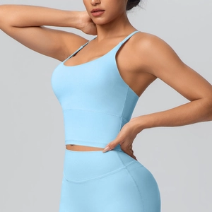 Détail de la brassière de sport en nylon bleu clair avec bretelles croisées et legging