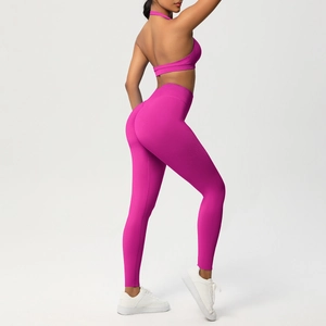 Vista posteriore del set yoga rosa con reggiseno sportivo e leggings a vita alta