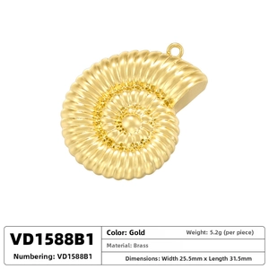 Détail d'un pendentif nautile en laiton doré avec une finition en spirale texturée