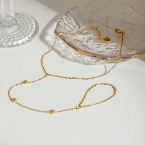 Détail de la gourmette de doigt en acier inoxydable doré 18 carats et zircons fins