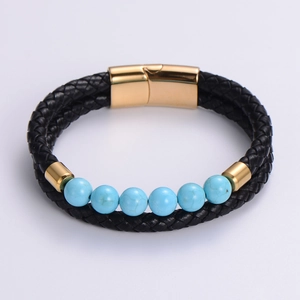 Detalle de pulsera de cuero trenzado negro de doble capa con cierre magnético dorado y cuentas