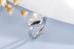 Vue détaillée d'une bague coeur en acier inoxydable poli argenté avec anneau ajustable
