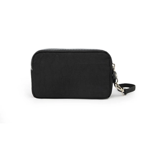 Detail van zwarte nylon mini telefoontas met zilveren rits en polsband op witte achtergrond