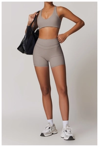 Dettaglio del set fitness color tortora con pantaloncini a vita alta e reggiseno opaco