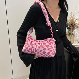 Sac bandoulière en fausse fourrure léopard rose avec sangle pelucheuse et maillon chic