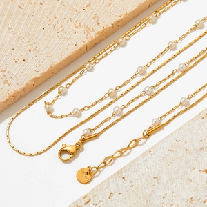 Dettaglio della collana a doppio strato in acciaio inossidabile con perle e chiusura