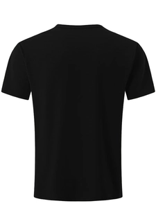 Detailansicht der Rückseite eines schwarzen Herren-Sport-T-Shirts mit feinen Nähten