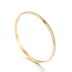 Bracciale rigido dorato lucido con cristalli per donna in vista a 45 gradi di alta qualità