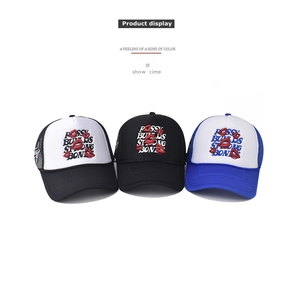 Détail de casquettes trucker avec maille respirante et broderie lèvres rouges