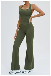 Ensemble de yoga vert olive avec brassière dos nu et legging évasé taille haute