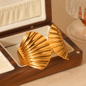 Bracelet manchette ouvert en acier inoxydable doré 18K à texture coquillage sur coffret