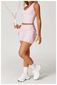 Detail der rosa High-Waist Yoga-Shorts mit seitlichem Kordelzug und mattem Sportstoff
