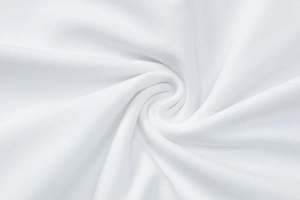 Détail macro de la texture du tissu en maille blanche montrant douceur et drapé